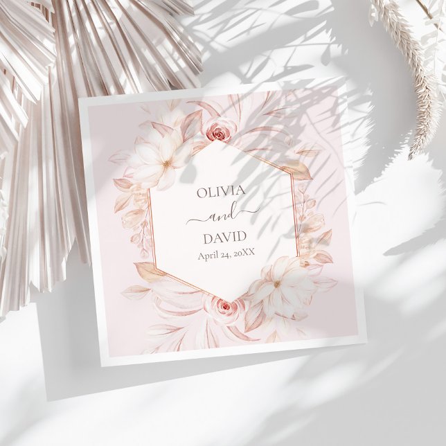 Serviette En Papier Boho rose pâle Roses Mariage serviettes (Boho Pale Pink Roses Wedding Napkins on a sunny white table.)
