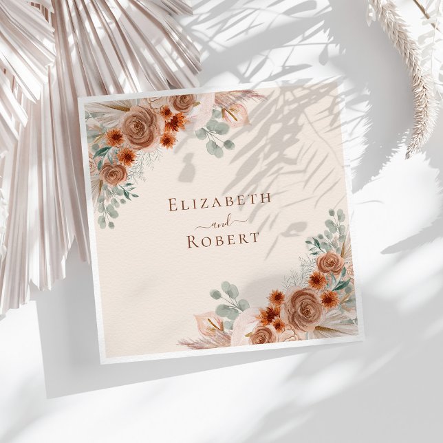 Serviette En Papier Boho Terracotta Floral Herbe de Pampas Mariage (Boho Terracotta Floral Pampas Grass Wedding Napkins on a sunny table with boho white dry botanicals)