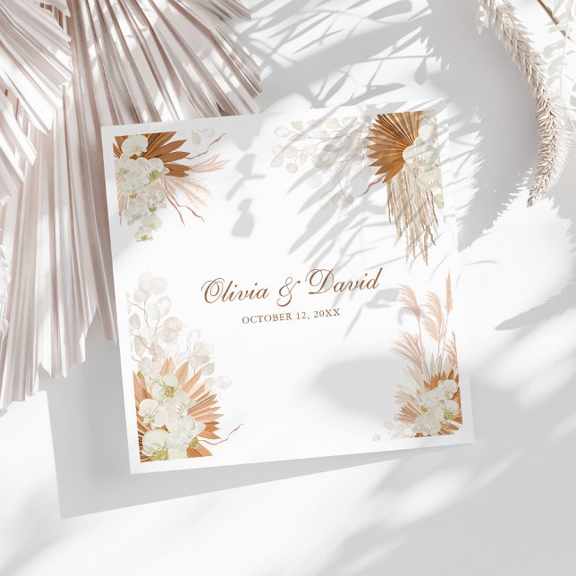 Serviette En Papier Boho Terracotta Herbe de Pampas Orchidée Fleurs Ma (Boho Terracotta Pampas Grass Orchid Wedding Paper Dinner Napkins on a sunny white table.)