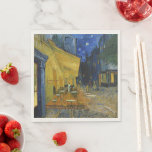 Serviette En Papier Café Terrasse par Vincent Van Gogh<br><div class="desc">Cette peinture d'une vue extérieure colorée est une oeuvre pittoresque, la vision d'un spectateur détendu qui aime le charme de son environnement sans aucune inquiétude. Il rappelle l'humeur de Van Gogh lorsqu'il écrivait que "la nuit est plus vivante et plus colorée que le jour." Le jaune du café joue contre...</div>