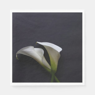 Serviette En Papier Calla ment sur un arrière - plan sombre