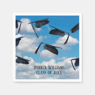 Serviette En Papier capuchons noirs de graduation dans le ciel