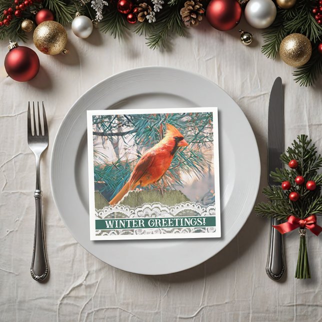 Serviette En Papier Cardinal devant l'arbre à pin hiver (A red cardinal and  pine tree make a lovely custom cocktail napkin for your Christmas party.)