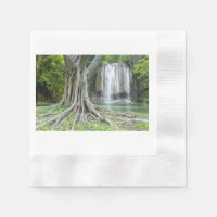 Cascade sereine et arbre majestueux Nature Napkin