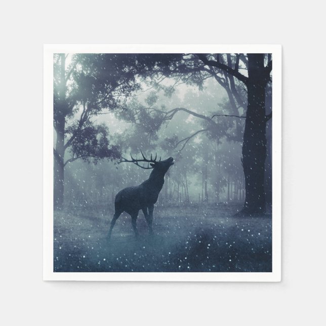 Serviette En Papier Cerf avec Antlers dans une forêt ombragée (Devant)