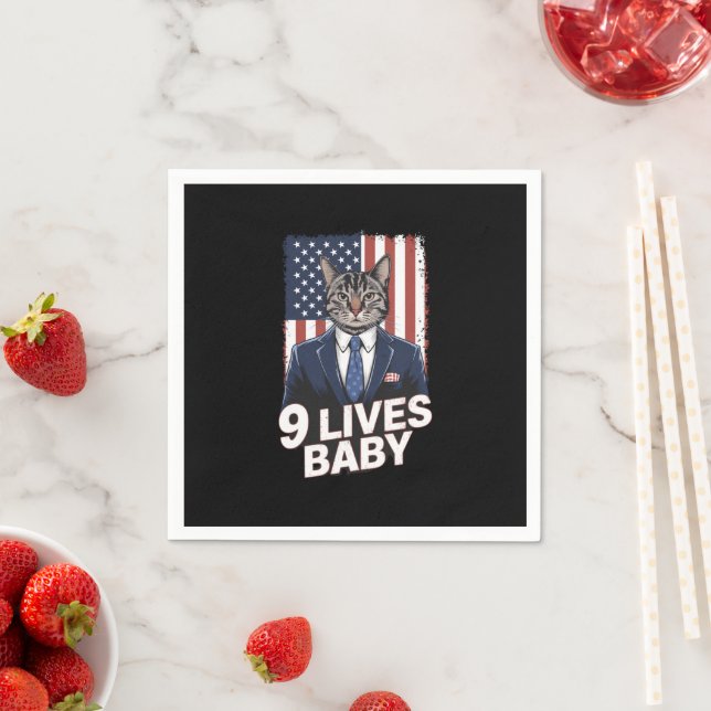 Serviette En Papier Chat dans une suite avec la coiffure Trump Drapeau (En situation)