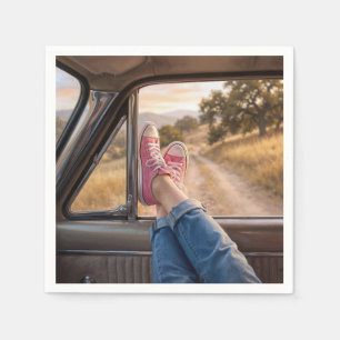Serviette En Papier Chaussures roses rétro dans la fenêtre d'une voitu