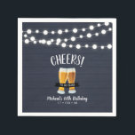 Serviette En Papier Cheers Beers | Fête des 40 ans Adulte Blue Wood<br><div class="desc">Ajoutez une touche d'élégance à votre journée spéciale avec cette serviette de fête personnalisée. Cette création présente les mots "Cheers", des lumières scintillantes et des illustrations de verre à bière sur un fond en bois bleu rustique. Personnalisez le texte pour n'importe quel événement ou fête. Des invitations et des fournitures...</div>