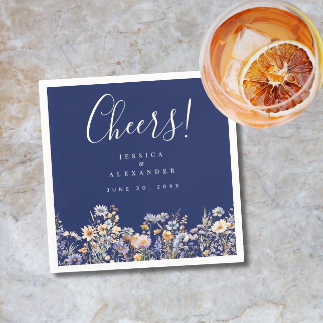 Serviette En Papier Cheers Dusty Blue Fleurs sauvages Elégant Mariage  (Cheers Dusty Blue Wildflowers Elegant Navy Wedding Napkins with Couple Names, Wedding Date.)