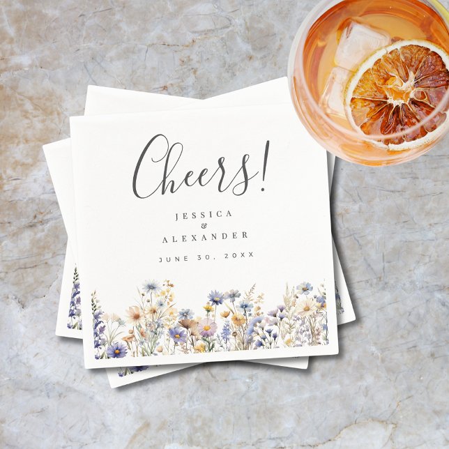 Serviette En Papier Cheers Dusty Blue Fleurs sauvages mariage élégant (Cheers Dusty Blue Watercolor Wildflowers Elegant Wedding Cocktail Napkin with Wedding Details.)