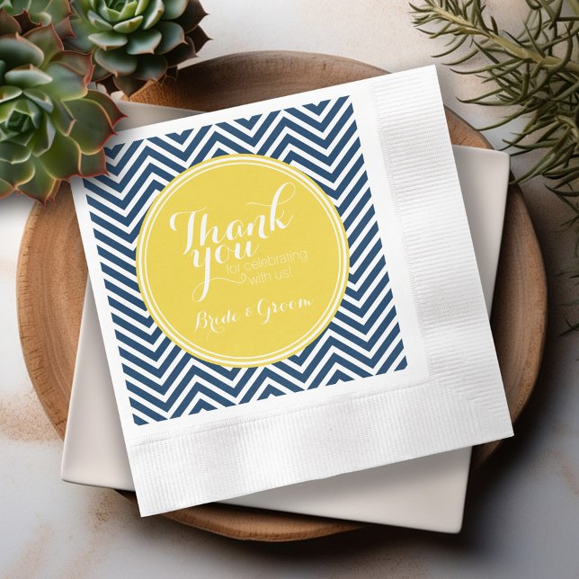 Serviette En Papier Chevrons bleu marine avec Monogramme jaune personn (Personalized Wedding Thank You Napkins)