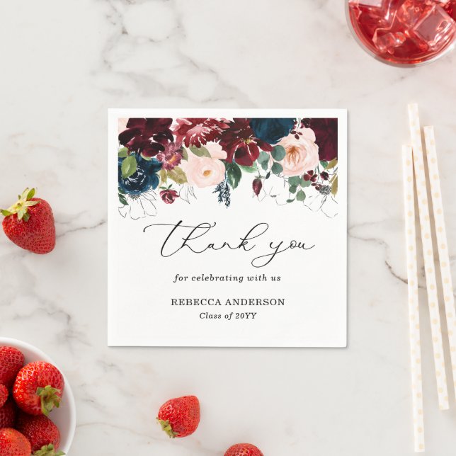 Serviette En Papier Chic Burgundy Florals Script Merci Graduation  (En situation)
