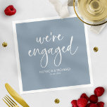 Serviette En Papier Chic Calligraphy Nous sommes engagés Engagement Pa<br><div class="desc">Une serviette élégante de soirée de fiançailles de calligraphie. Facile à personnaliser avec vos détails. PERSONNALISATION : Si vous avez besoin de personnalisation de la conception,  veuillez me contacter par conversation ; si vous avez besoin d'informations sur votre commande,  les options d'expédition,  etc,  veuillez contacter directement Zazzle support.</div>