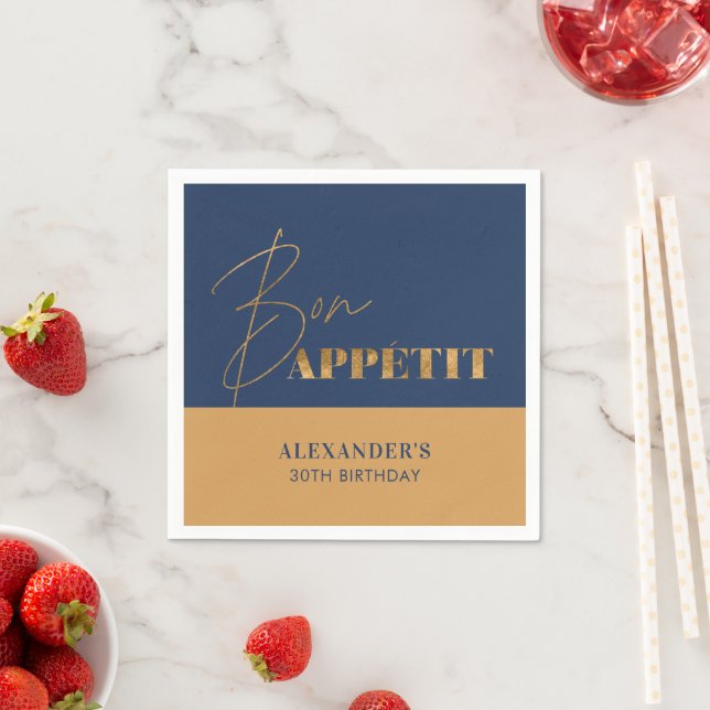 Serviette En Papier Chic Navy et Gold Bon Appétit Script Anniversaire (En situation)
