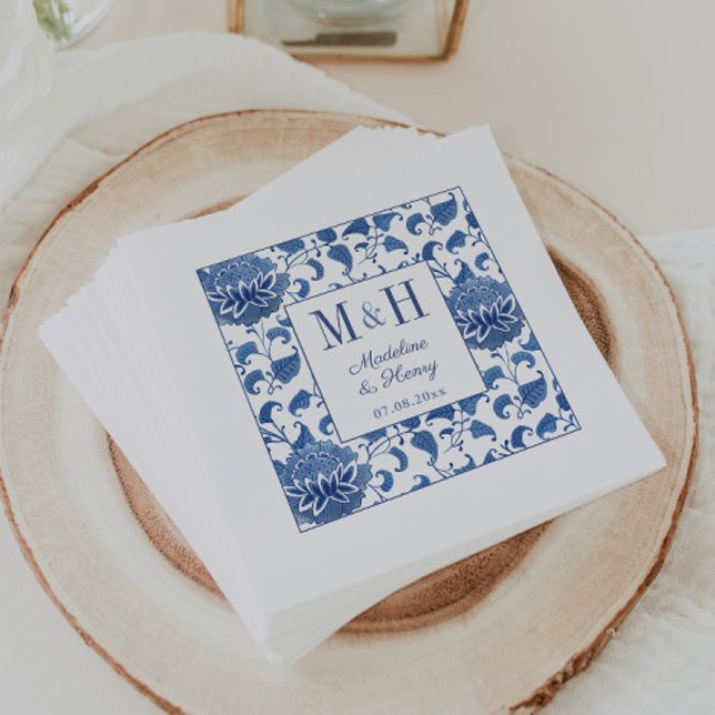 Serviette En Papier Chinoiserie bleu et blanc Monogramme Mariage (Blue and white monogram wedding shower napkins with Chinoiserie chic blue and white pattern)
