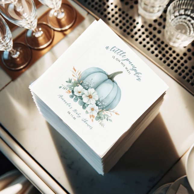 Serviette En Papier Citrouille bleu aquarelle Baby shower garçon servi (Stack of fall-themed baby shower napkins with blue pumpkin and floral design.)