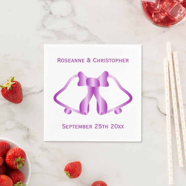 Serviette En Papier Cloches Et Ruban Mariage Violet (En situation)