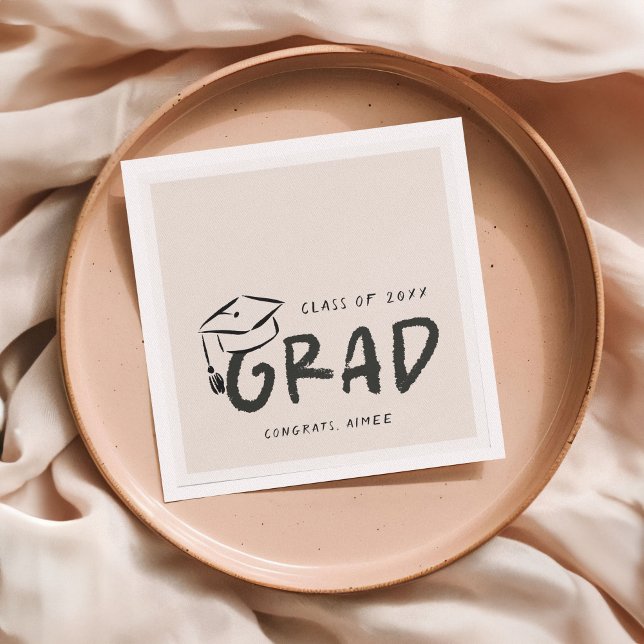 Serviette En Papier Couvre-diplôme dessiné à la main avec écriture man (grad party napkins with bold handwritten text and hand-drawn doodle graduation cap)