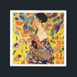 Serviette En Papier Dame Gustav Klimt avec ventilateur<br><div class="desc">Serviettes avec peinture à l’huile de Gustav Klimt Lady with Fan (1918). Une femme portant un kimono bleu tient un ventilateur rouge contre un arrière - plan jaune coloré de fleurs et de paons. Un grand cadeau pour les amateurs de Japonisme et d'art européen.</div>
