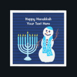 Serviette En Papier Décor de la partie juive de Snowman Bleu Menorah H<br><div class="desc">Ce n'est pas une fête avant que les serviettes ne correspondent. Ces serviettes de cocktail Happy Hanoukka personnalisées impressionneront vos invités et garderont des anneaux hors de la table. Le joyeux bonhomme de neige en caricature dans son foulard bleu vif et Kippah assorti debout à côté de la Hanukiah bleue...</div>