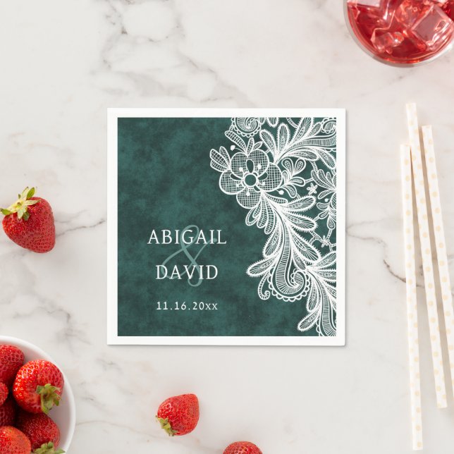 Serviette En Papier Dentelle sur Emerald Green Faux Velvet Mariage (En situation)