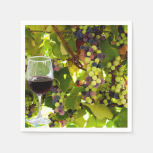 Serviette En Papier Des raisins pourpres poussent sur la vigne avec du