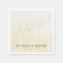 Des triangles blancs dévêtus célèbrent la serviett