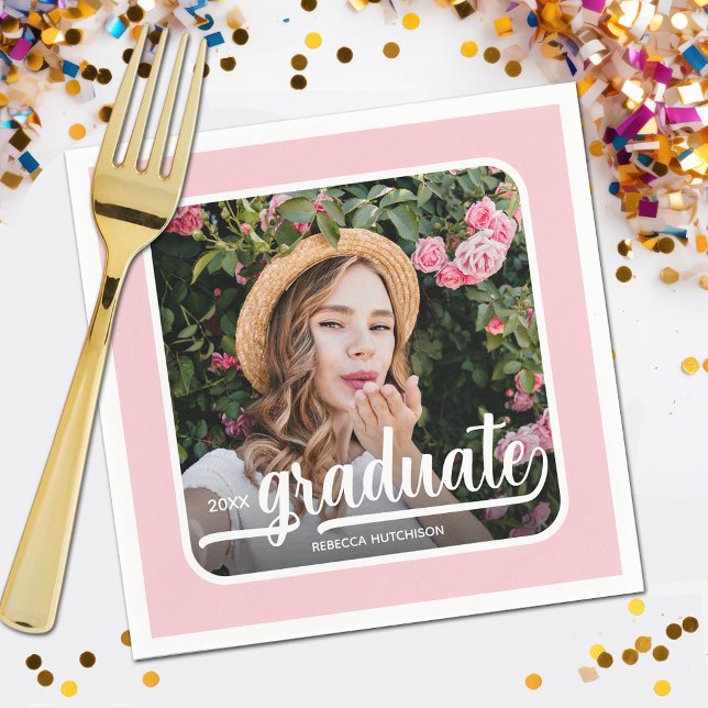 Serviette En Papier Diplômé Photo Bold Script rose (Your photo, name, class year and "Graduate" in a cool script on pink background party napkins)