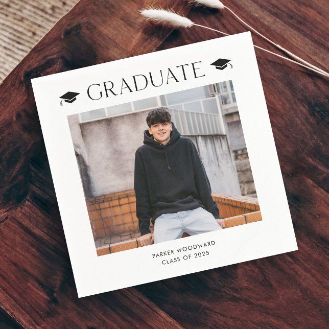Serviette En Papier Diplôme photo casquette simple en noir et blanc (Simple black and white cap photo graduation party napkins.)