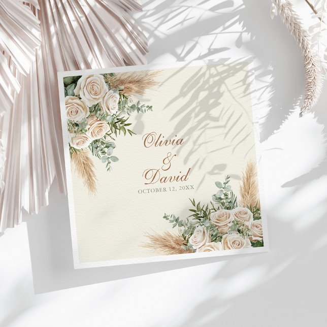 Serviette En Papier Elegant Beige Pampas Grass Wedding Napkins (Elegant Beige Pampas Grass Wedding Napkins on a sunny table with dry neutral botanicals)