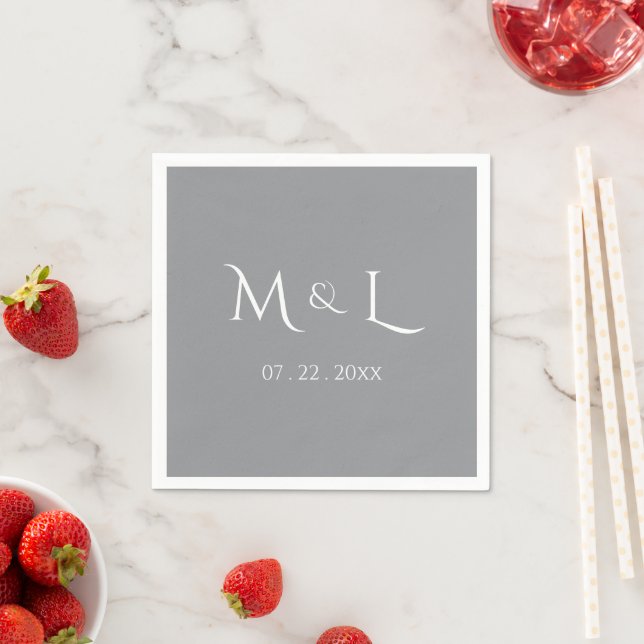 Serviette En Papier Élégant Mariage Date Monogramme Gris et Blanc  (En situation)