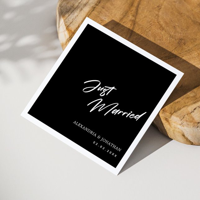 Serviette En Papier Élégant Noir Marié Personnalisé Mariage serviettes (Classic Black & White Just Married Script Wedding Napkins)