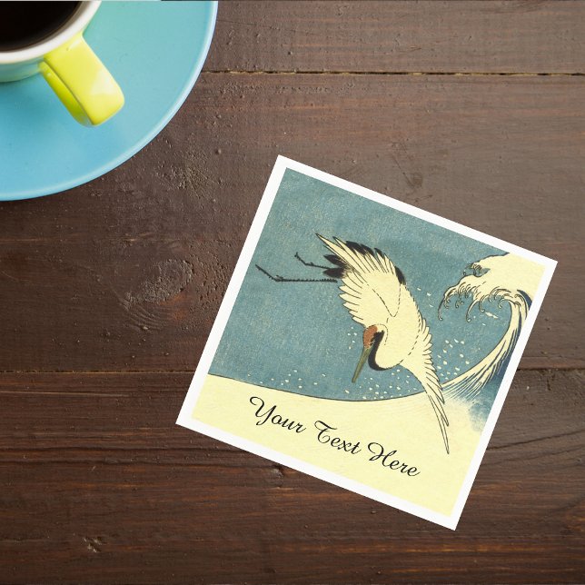 Serviette En Papier Élégante grue blanche noire survolant la vague océ (White crane bird flying over large ocean wave in blue sky on napkins.)