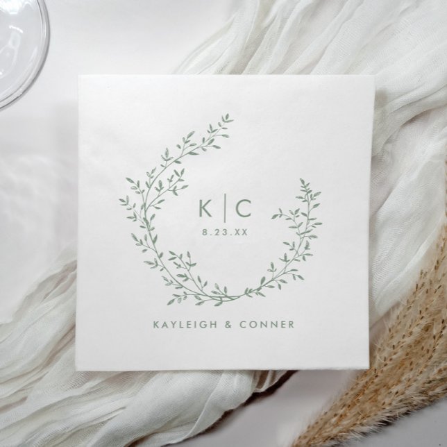 Serviette En Papier Élégantes Initiales Vert Sauge Botaniques Mariage (Sage green wedding napkins with botanical wreath, initials, and names in elegant classic style.)