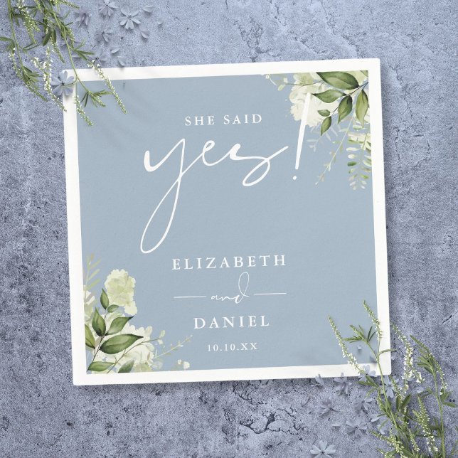 Serviette En Papier Elle a dit oui verdure bleu poussiéreux fête de fi (She Said Yes Greenery Dusty Blue Engagement Party Napkins)