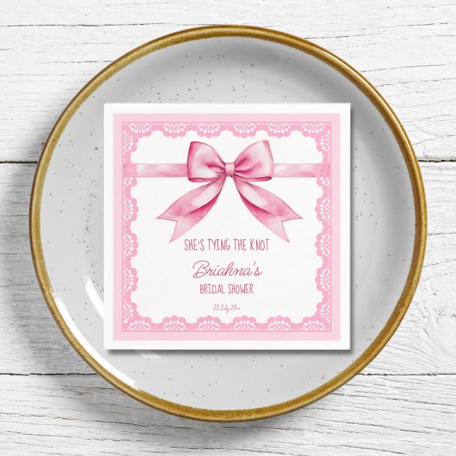 Serviette En Papier Elle noue le nœud papillon robe de mariée imprimée (She's tying the knot pink bow retro lace bridal shower printed napkins template personalized decor)