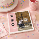 Serviette En Papier Empreintes de pattes roses Nom des enfants Photo F<br><div class="desc">Empreintes de pattes roses Nom des enfants Photo Fête d'anniversaire Serviette. Le design comporte une photo, un texte joyeux anniversaire, un nom et des empreintes de pattes de chien noires sur un fond rose. Personnalisez les serviettes avec le nom de votre enfant et la photo de votre enfant - insérez...</div>