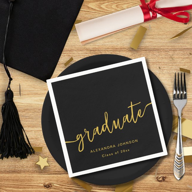 Serviette En Papier Fête de graduation de script moderne tendance (Elegant black and gold graduation party custom paper napkins with graduate name and class of 2025)