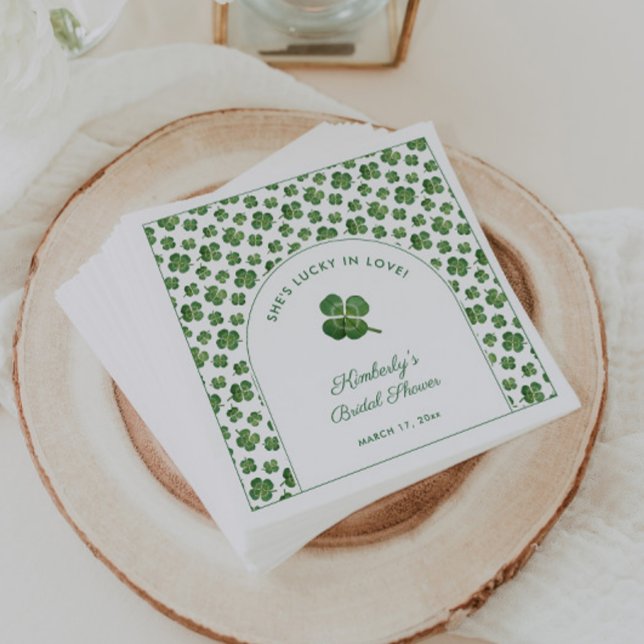 Serviette En Papier Fête des mariées Jour de la Saint Patrick d'arc mo (Green & white lucky In Love St Patrick's Day Bridal Shower napkins with watercolor four leaf clover)
