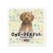 Fête du premier anniversaire du Goldendoodle vert 