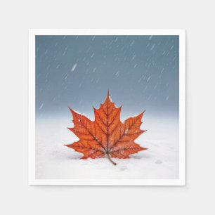 Serviette En Papier Feuille de érable orange sur neige fraîche