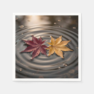 Serviette En Papier Feuilles d'érable d'automne flottant sur l'eau
