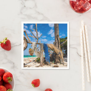 Serviette En Papier Filets de pêche séchant sur la plage