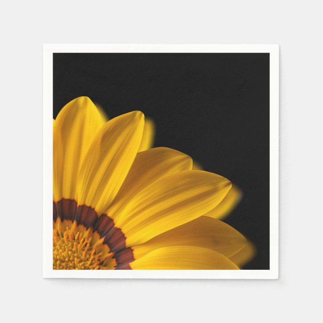 Serviette En Papier Fleur jaune sur arrière - plan noir (Devant)