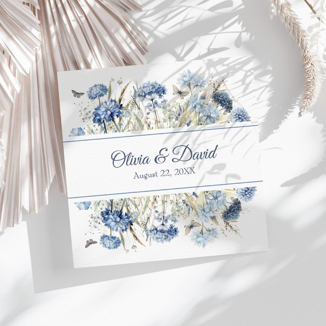 Serviette En Papier Fleur sauvage bleu français Mariage de pré- (French Blue Wildflower Meadow Wedding Napkins on a sunny white boho wedding table.)