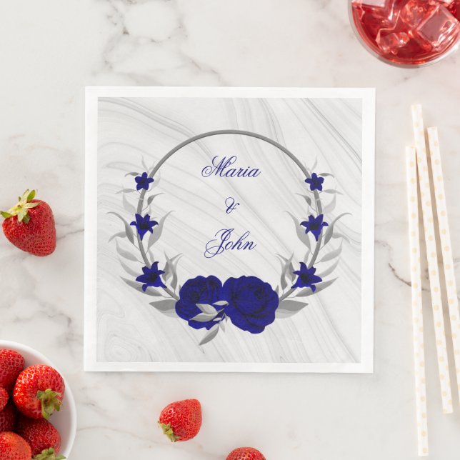 Serviette En Papier fleurs bleues royales argent feuilles couronne mar (En situation)