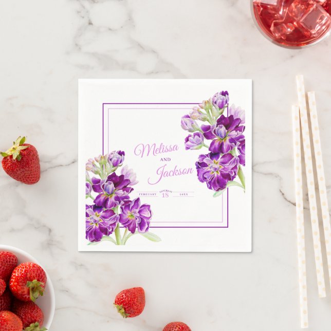 Serviette En Papier Fleurs violettes stocks mariages sur blanc (En situation)