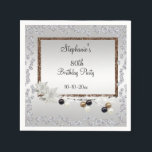 Serviette En Papier Framed Elegance 80th Birthday Party<br><div class="desc">Belles serviettes de fête d'anniversaire élégantes pour votre journée spéciale. Un magnifique cadre de parties scintillant en or avec une belle branche de jolies fleurs blanches et d'or, des baies noires et blanches imprimées sur un joli dégradé d'argent arrière - plan avec un magnifique cadre de strass brillant bijoux en...</div>