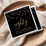 Serviette En Papier Gold Confetti sur Black 80th Birthday Party<br><div class="desc">Aidez-les à fêter leur 80ème anniversaire dans le style avec ce design simple mais élégant, avec des confettis triangulaires en faux or sifting down sur le mot "quatre-vingts" dans la police d'écriture manuscrite en or stylisée sur un arrière - plan noir. Personnalisez-le avec le nom de l'honneur en or sans...</div>
