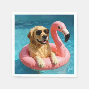 Serviette En Papier Golden Retriever flottant sur un jouet de piscine